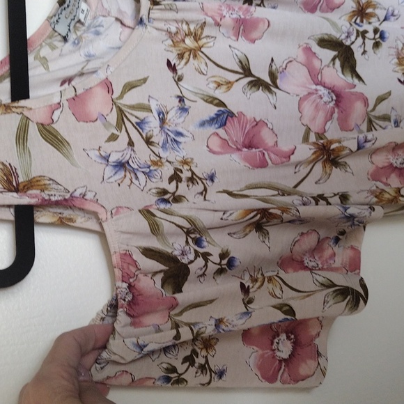 Off the shoulder flowy blouse - Picture 3 of 4